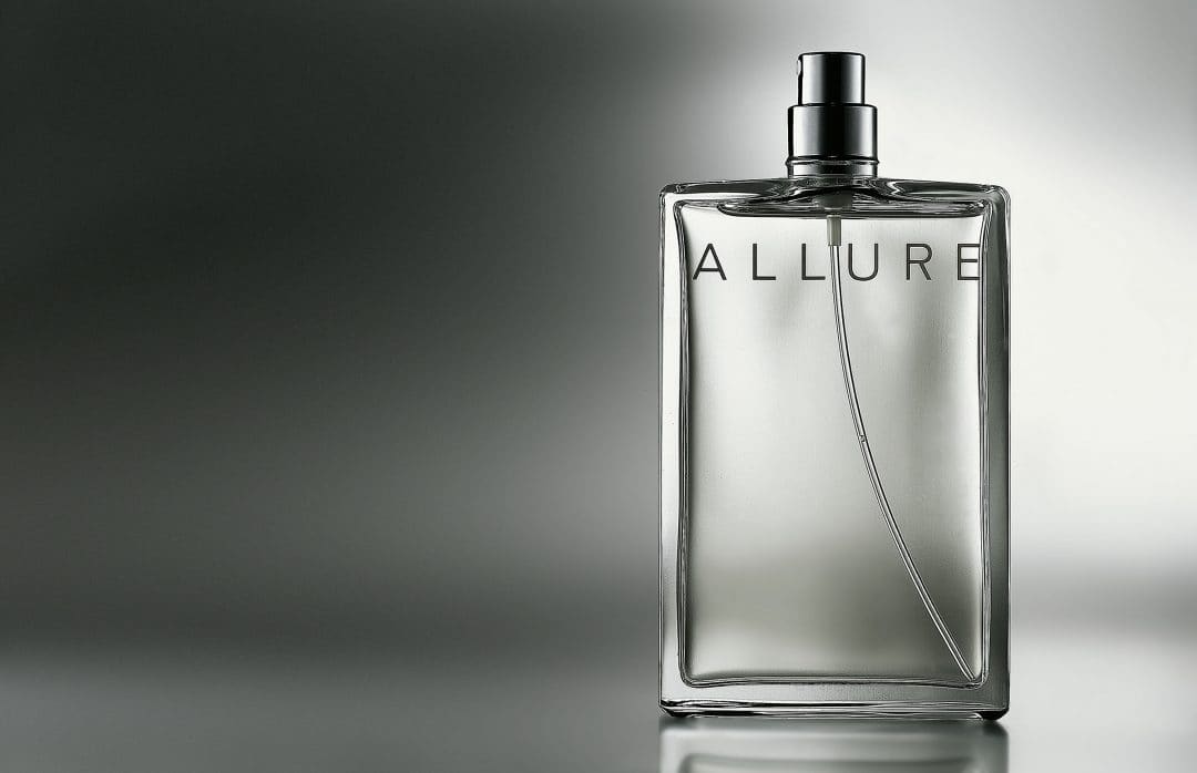Parfum-Flacon vor graugrünem Hintergrund. Allure. Close-Up . Kosmetik . Ästhetik.