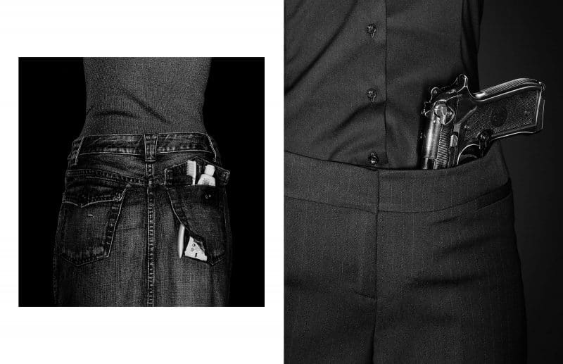 Schwarzer Jeansrock mit Zahnbürste in der Tasche. Schwarze Hose mit Pistole im Bund.