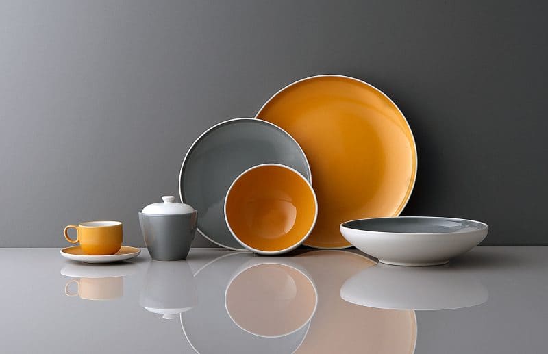 Keramik. Porzellan. Arrangement. Grau. Orange.